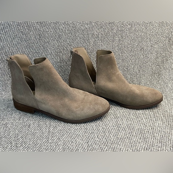 Steve Madden Tan Ankle Booties with Elastic Panels - Picture 14 of 16